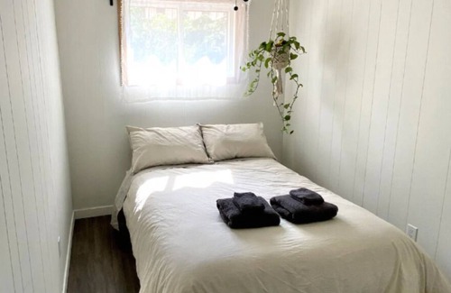 Winnipeg Beach Cottage | Renovated All Season Cozy Cottage, 3 Min's Walking to The Beach