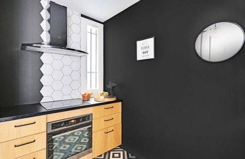 Quartier de Rochechouart Apartment | Renovated and modern 4BD for 12 guests!