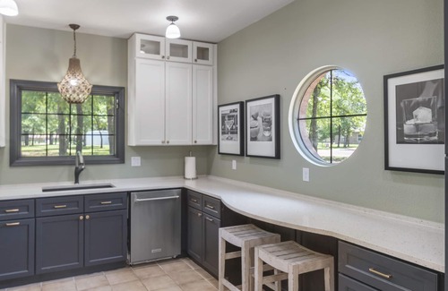 Malakoff House | Renovated and Sleeps 10! Close to Cedar Creek Lake, Golf and Wedding Venues