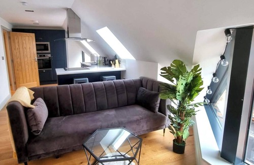 Nottingham City Centre Apartment | Renovated Apt - Nottingham Castle Views & Parking