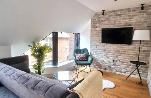 Nottingham City Centre Apartment | Renovated Apt - Nottingham Castle Views & Parking