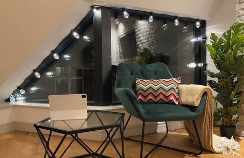 Nottingham City Centre Apartment | Renovated Apt - Nottingham Castle Views & Parking