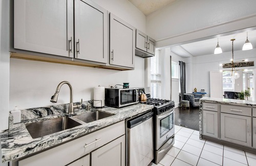 Pittsburgh House | Renovated ATL Home 2 Mi to Mercedes-Benz Stadium!