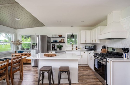 Burnips House | Renovated Cityside Farmhouse, Garden/Historic Barn