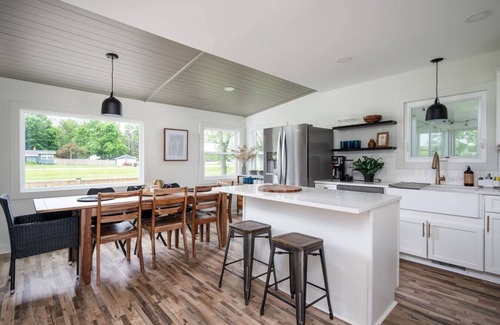 Burnips House | Renovated Cityside Farmhouse, Garden/Historic Barn