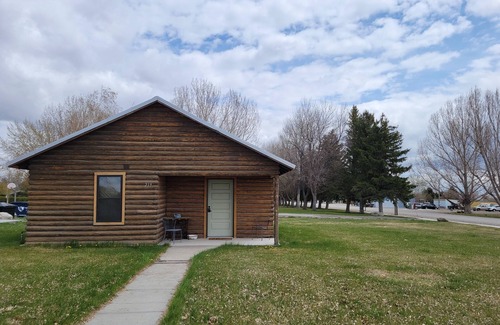 Burlington Cabin | Renovated Cabin between Yellowstone and Big Horn Mountains