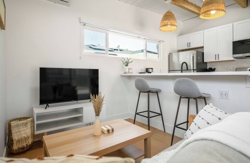 Talmadge Apartment | Renovated Cali chic studio w/AC