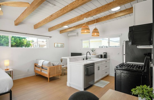 Talmadge Apartment | Renovated Cali chic studio w/AC