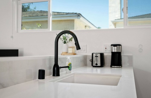 Talmadge Apartment | Renovated Cali chic studio w/AC