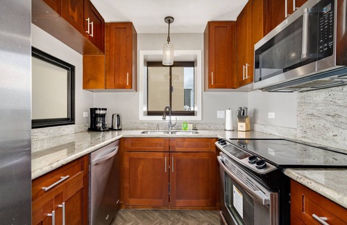Diamond Head - Kapahulu - St. Louis Condo | Renovated Central 10th Floor Oceanfront Waikiki Apartment w/Amenities