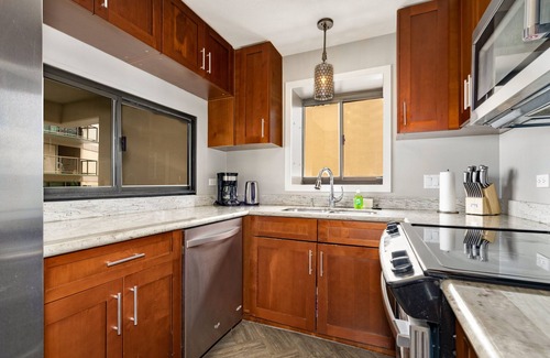 Diamond Head - Kapahulu - St. Louis Condo | Renovated Central 10th Floor Oceanfront Waikiki Apartment w/Amenities