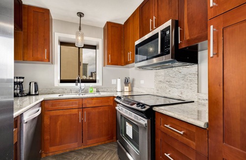 Diamond Head - Kapahulu - St. Louis Condo | Renovated Central 10th Floor Oceanfront Waikiki Apartment w/Amenities