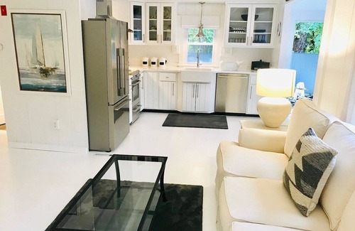 West Chatham House | Renovated cottage 1 mile to beach in Chatham!