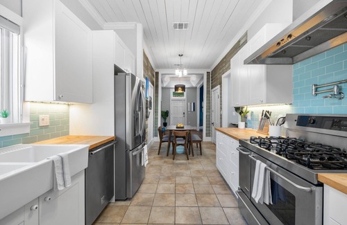East Cesar Chavez House | Renovated Eastside Bungalow + Walk to Rainey - Scarlett