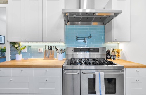 East Cesar Chavez House | Renovated Eastside Bungalow + Walk to Rainey - Scarlett