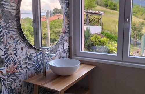 Cheis Apartment | Renovated flat in 2025 with lake view garden