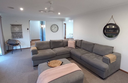 Shepparton House | Renovated Haven - Walk to GV Health