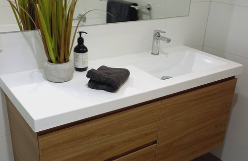 Shepparton House | Renovated Haven - Walk to GV Health