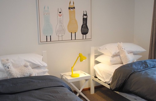 Shepparton House | Renovated Haven - Walk to GV Health