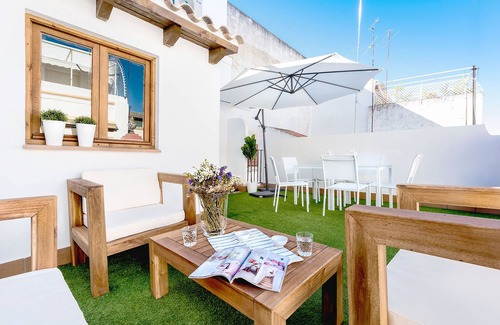 El Arenal Apartment | Renovated Historic House with Rooftop Terrace. Galera T.