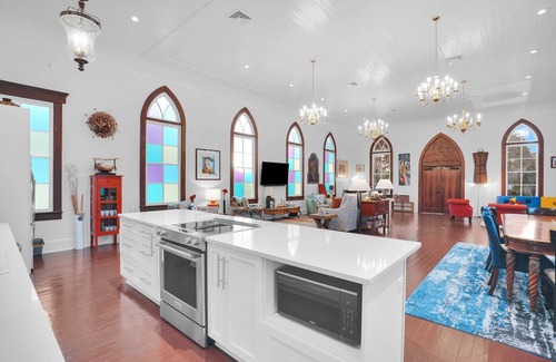 Thunderbolt House | Renovated + Historic Sanctuary in Thunderbolt near River by Lucky Savannah