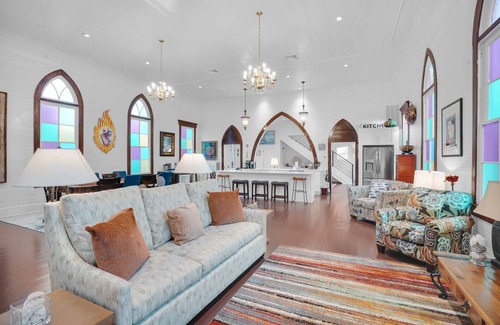Thunderbolt House | Renovated + Historic Sanctuary in Thunderbolt near River by Lucky Savannah