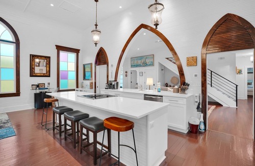 Thunderbolt House | Renovated + Historic Sanctuary in Thunderbolt near River by Lucky Savannah