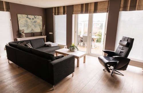 Makkum House | Renovated holiday home with its own jetty, sauna, internet