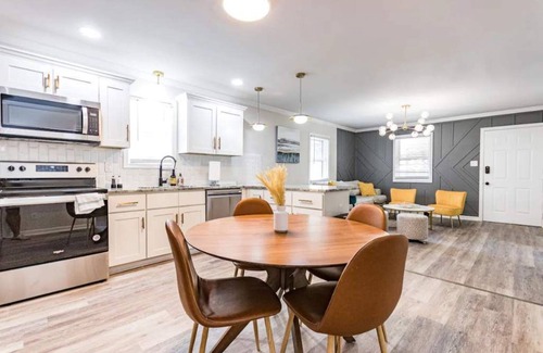 East Durham House | renovated house close to Dtown Durham w king bed