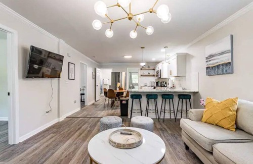 East Durham House | renovated house close to Dtown Durham w king bed
