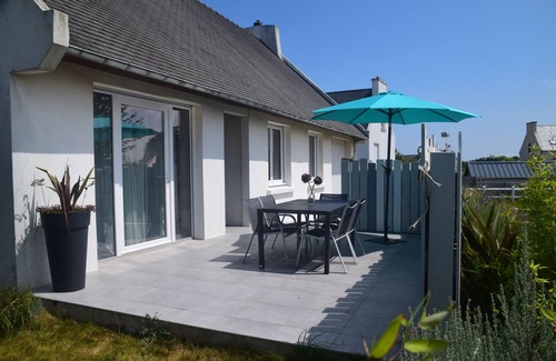 Plougoulm House | Renovated house, quiet location, beach 100 m away, sleeps 4/5, enclosed garden.