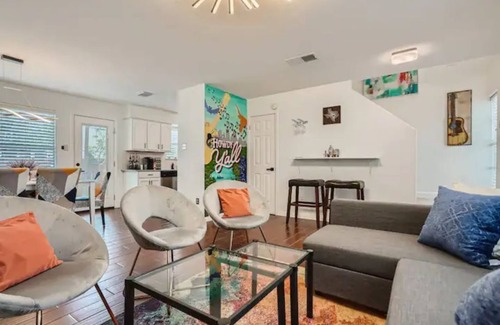 Austin House | Renovated LaCasa deArte- Minutes From Downtown and Austin Hotspots!