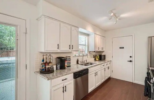 Austin House | Renovated LaCasa deArte- Minutes From Downtown and Austin Hotspots!