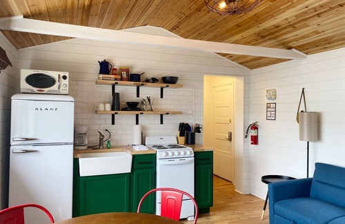 Camdenton Cabin | Renovated lake cabin with swimming pool + resort amenities!