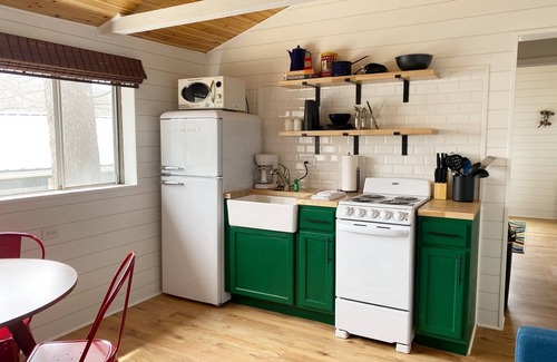 Camdenton Cabin | Renovated lake cabin with swimming pool + resort amenities!