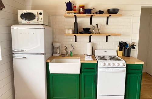 Camdenton Cabin | Renovated lake cabin with swimming pool + resort amenities!