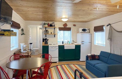Camdenton Cabin | Renovated lake cabin with swimming pool + resort amenities!
