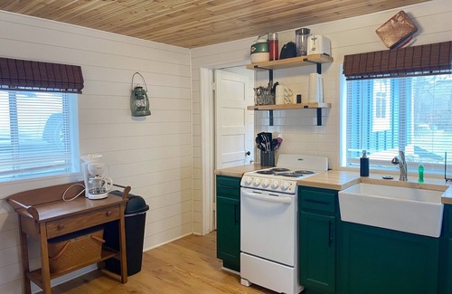 Camdenton Cabin | Renovated lake cabin with swimming pool + resort amenities!