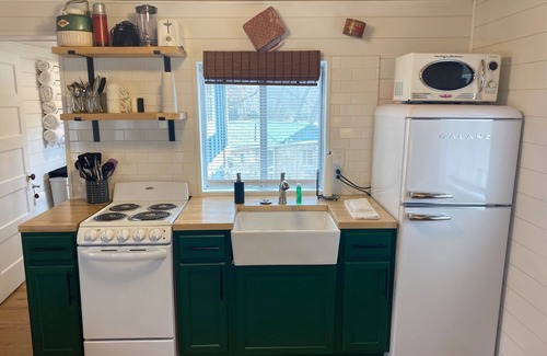Camdenton Cabin | Renovated lake cabin with swimming pool + resort amenities!