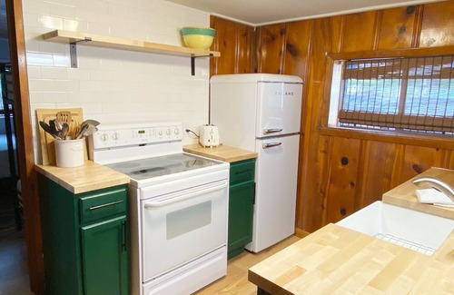Camdenton Cabin | Renovated lakeside cabin with swimming pool & resort amenities!