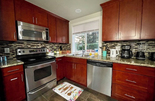 Federal Way House | Renovated, modern home in a quiet area with a game room and spacious backyard