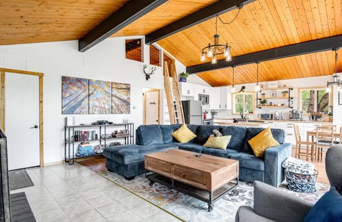 Rainbow Valley House | Renovated mountain-view cabin with hot tub, huge deck, grill, & fireplace