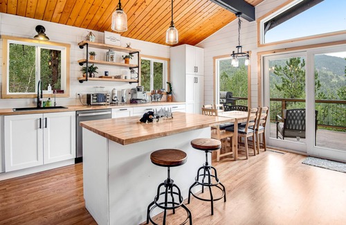 Rainbow Valley House | Renovated mountain-view cabin with hot tub, huge deck, grill, & fireplace