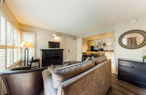 Craigleith Apartment | Renovated studio, steps to resort pool, ski lift & shuttle