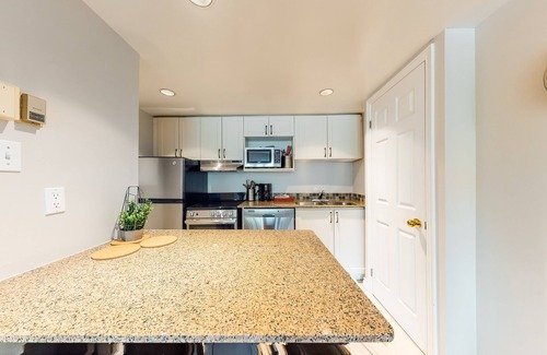Craigleith Apartment | Renovated studio, steps to resort pool, ski lift & shuttle