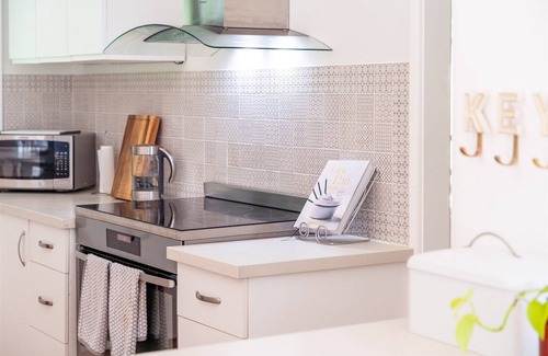 Berry House | Renovated sunny 4 bd modern home 5 minutes to Berry Town. Space and tranquility.