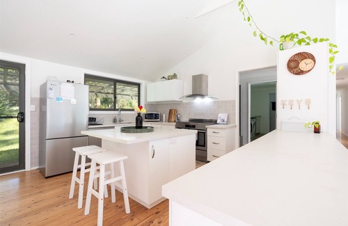 Berry House | Renovated sunny 4 bd modern home 5 minutes to Berry Town. Space and tranquility.