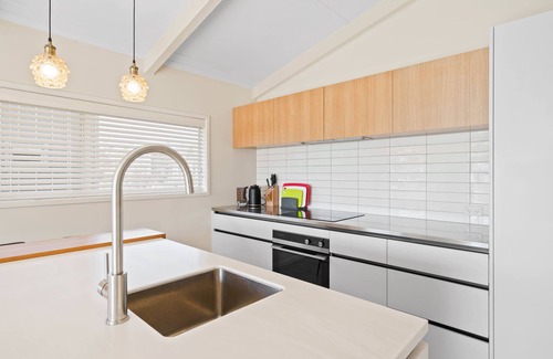 Wanaka House | Renovated Wanaka Classic with Lake Views