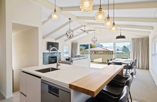 Wanaka House | Renovated Wanaka Classic with Lake Views