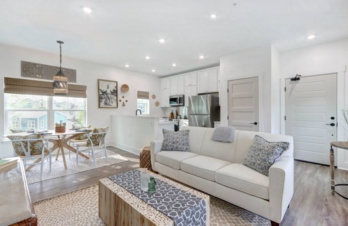 Thunderbolt Cottage | Renovated with Water View - 5 min to SAV - 15 to Beach by Lucky Savannah